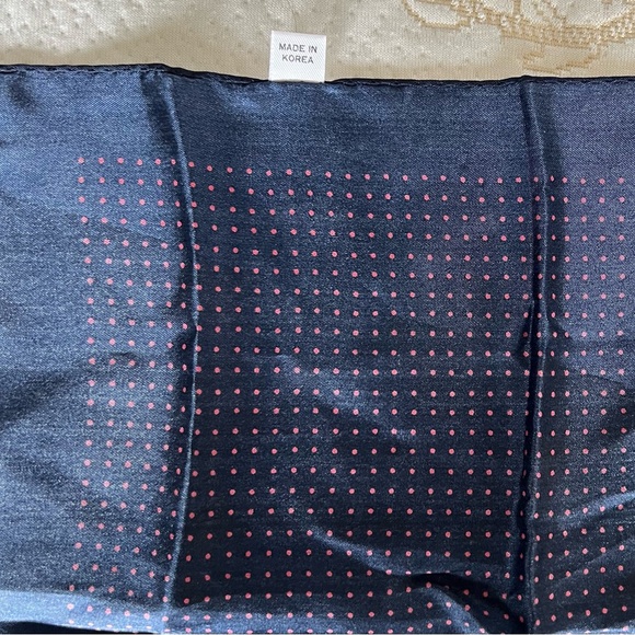 2/$25💙Brand new Vintage 100% Silk Man Pocket Square - Picture 3 of 4